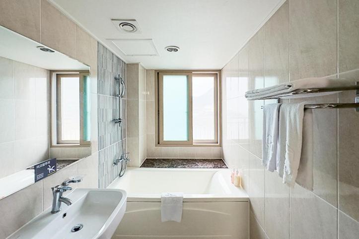 Mohang Haenaru Family Hotel Buan Phòng bức ảnh