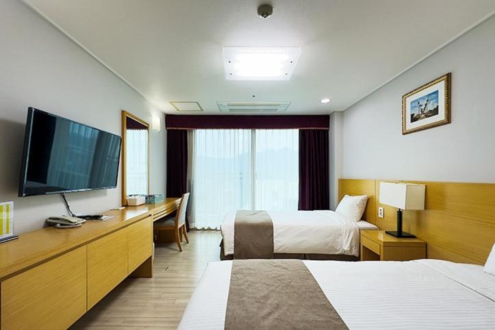 Mohang Haenaru Family Hotel Buan Phòng bức ảnh