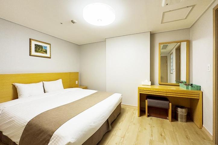 Mohang Haenaru Family Hotel Buan Phòng bức ảnh