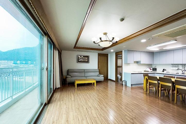 Mohang Haenaru Family Hotel Buan Phòng bức ảnh